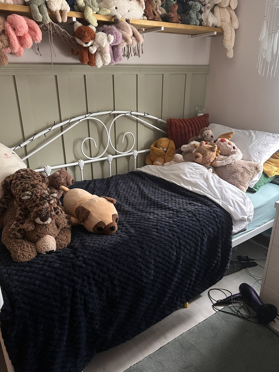 cloudsocks_'s tweet image. Made bed 😌