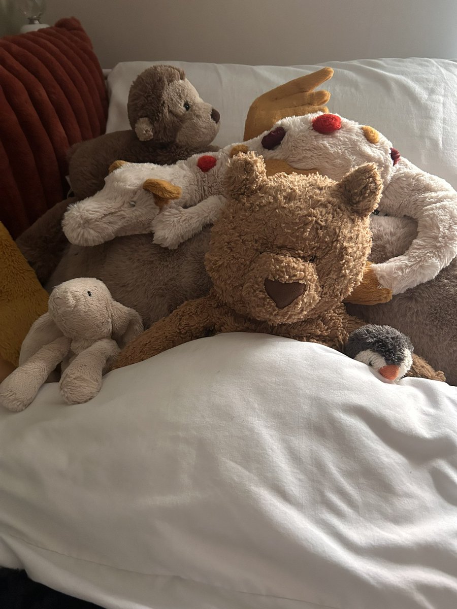 cloudsocks_'s tweet image. Made bed 😌