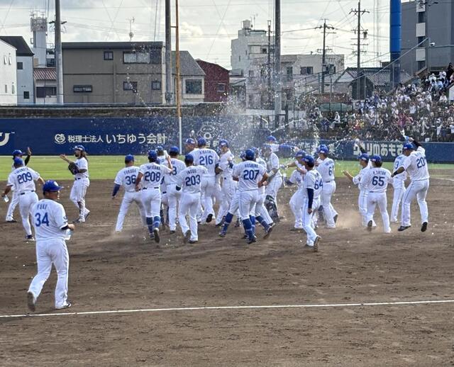 【中日】ウエスタン14年ぶり優勝！ソフトバンク戦３連勝のみの条件から見事スイープ達成
news.yahoo.co.jp/articles/307de…

＜ウエスタン・リーグ　中日2－1ソフトバンク＞◇27日◇ナゴヤ
　中日2軍が11年以来、14年ぶりとなるウエスタン・リーグ優勝を決めた。
　最終カードのソフトバンク3連戦で3連勝し...