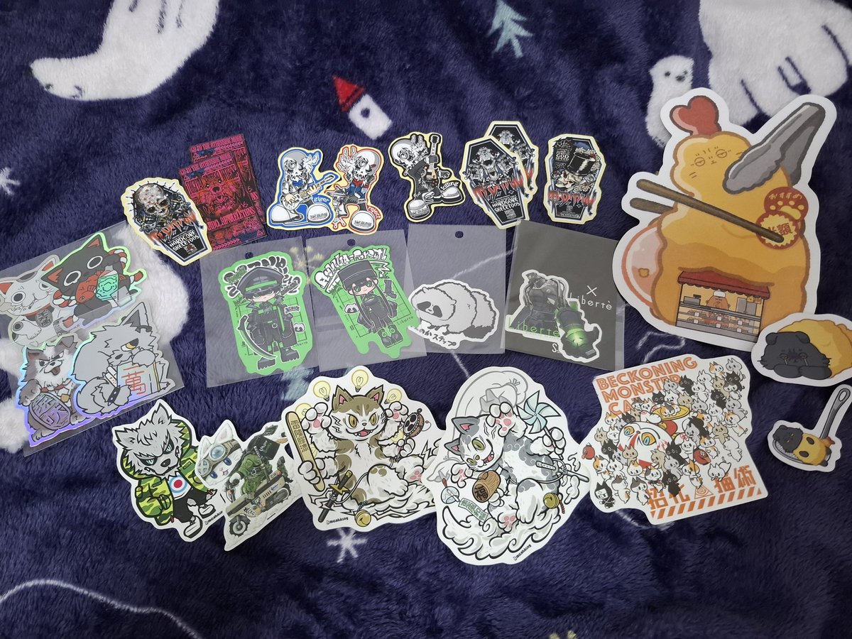 昨日は友人宅で直ぐに気絶したので、家主がお仕事不在の中お迎えしたステッカー達を整理しつつパシャリ！
本日も参加予定でしたが昨日丸１日満喫したのと体力が心配なので本日はこのまま直帰…か、アンテナショップ寄って友人のオツマミ補充して帰ろうかな
#ビーサイドARTFES
#bsidelabel