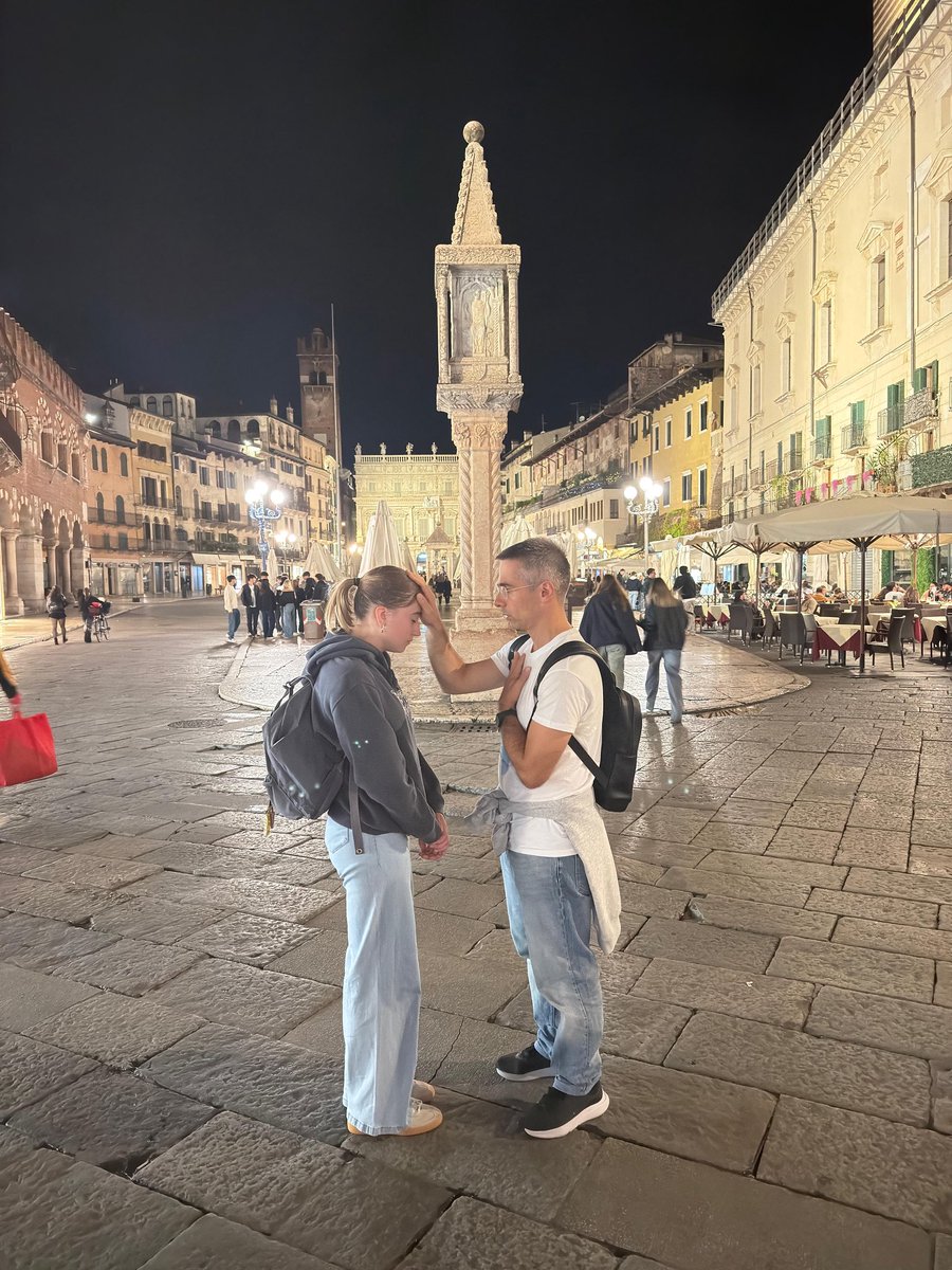 Nel cuore della notte in strada durante la #missione a #Riccione con don @carlodedominicis e ora preghiera e testimonianze per continuare l'evangelizzazione