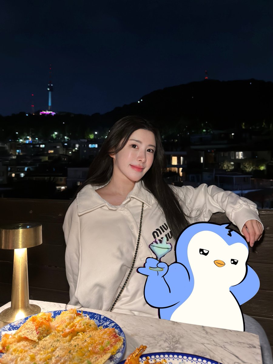 0xgisselle's tweet image. gm everyone 💙

on a lil date night with this cutie… he swears $PENGU gonna moon.

are we bullish or nah?