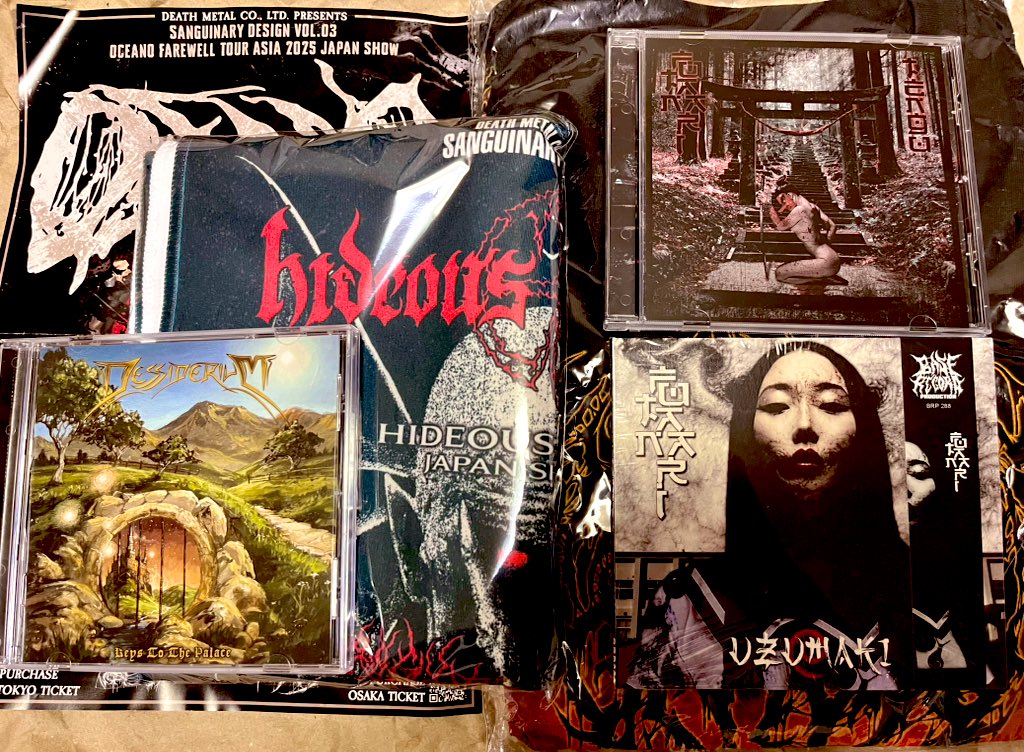 muki_muki_'s tweet image. hideous divinityのライブ行けなかったので、タオルとその他購入。
#AVR
#hideousdivinity