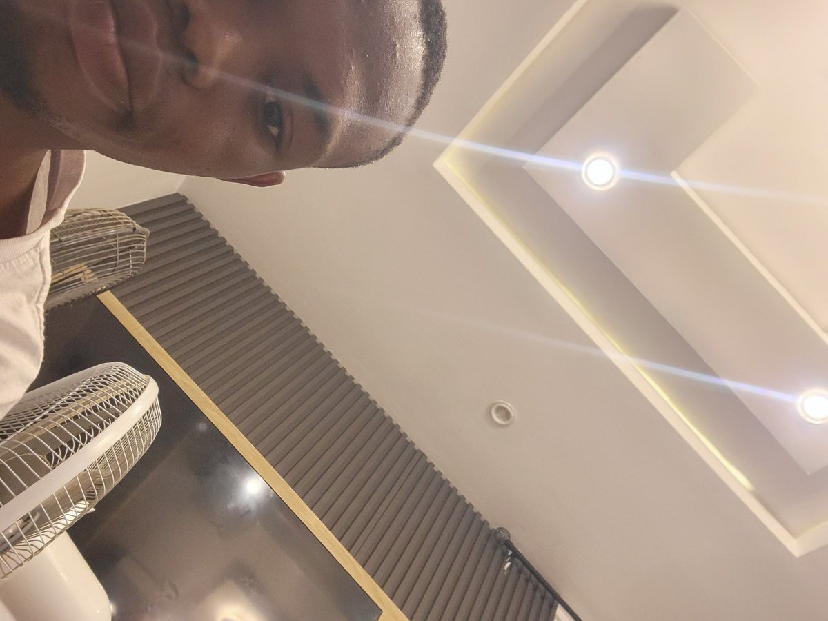 NaOgunsola's tweet image. Strong, stylish, and built to last. Who’s ready for a wall glow-up? 💡 ##InteriorByNamex #LuxuryLiving #StoneDesign #WallGoals