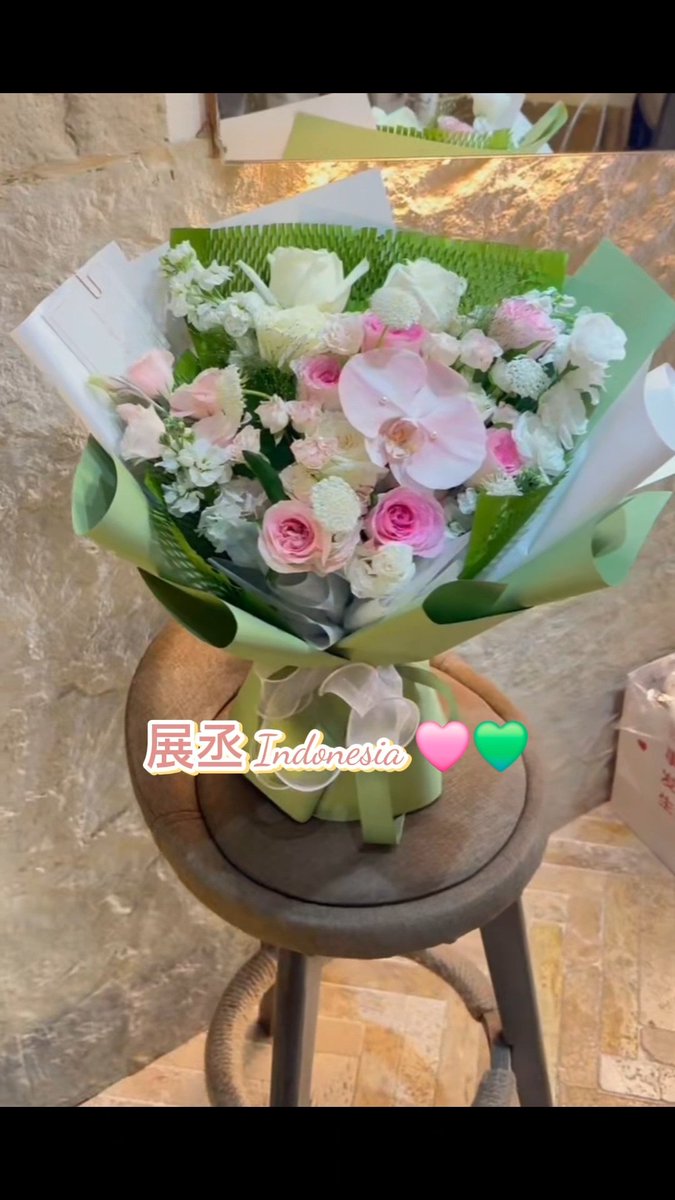 xiaoxindaily's tweet photo. Indonesian Support Flower for the ZhanCheng Fanmeet in Macau 🩷💚 Thank you for including it in Zhan Xuan’s vlog 😭😭😭

#ZhanCheng #XuanXuan https://t.co/Tn8beZOhJP
