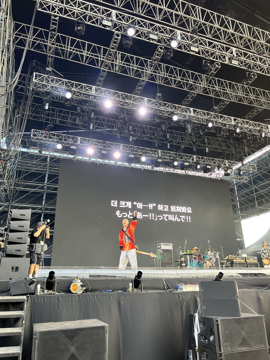 miinamiina_'s tweet photo. SNSとか載せんなよ！って言われるかもだけど
この距離！❤️‍🔥
MCは全て日本語で、大切なところはきちんと字幕が準備されていました🫶ずっとイヤモニトラブってたけどパフォーマンスには一切ださずに50分駆け抜けたのはさすがすぎた！ほんとかっこよかったし現地の方の盛り上がりも嬉しかった！！ https://t.co/3QSLGFD6rO