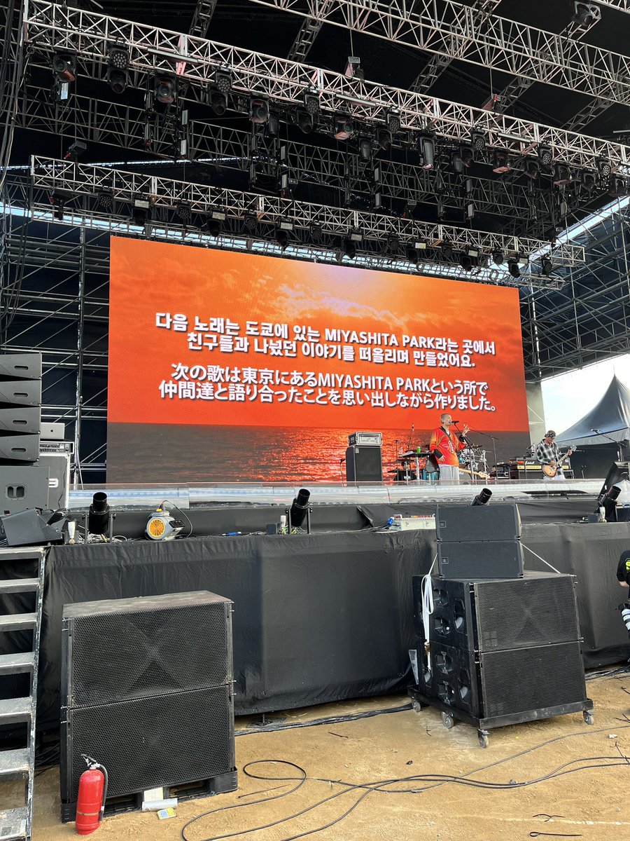 miinamiina_'s tweet photo. SNSとか載せんなよ！って言われるかもだけど
この距離！❤️‍🔥
MCは全て日本語で、大切なところはきちんと字幕が準備されていました🫶ずっとイヤモニトラブってたけどパフォーマンスには一切ださずに50分駆け抜けたのはさすがすぎた！ほんとかっこよかったし現地の方の盛り上がりも嬉しかった！！ https://t.co/3QSLGFD6rO