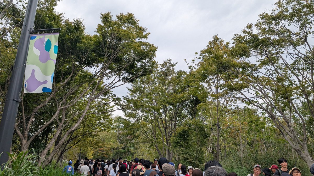 静けさの森の木たちは実はガッチリ固定されていて、強風とかで倒れてこないよう万全の対策がなされています