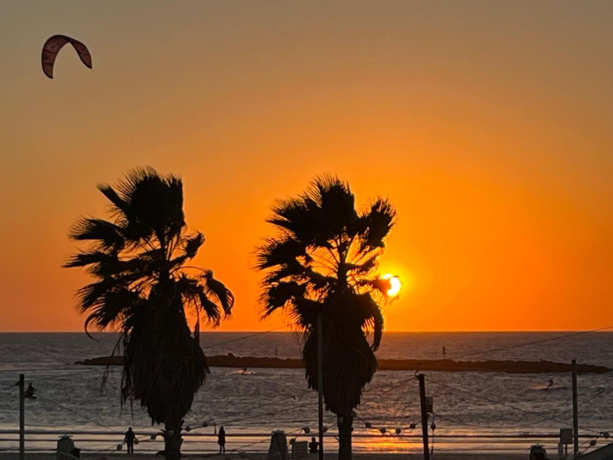 Un grande abbraccio a mia sorella che sta tornando in Israele...
I nostri cuori ti accompagneranno, fai attenzione...