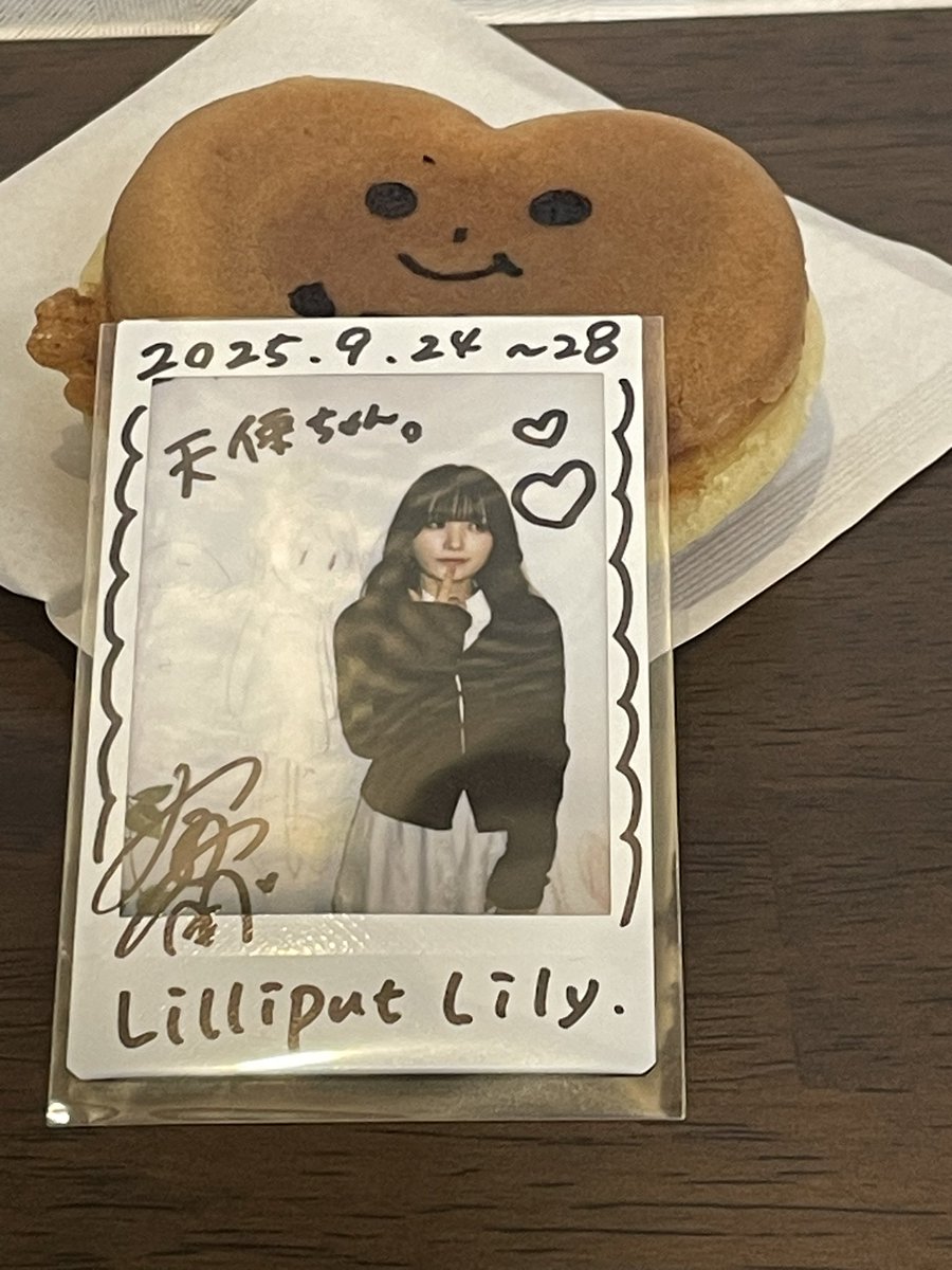 #リリパ 
照明の反射で見にくいけど、 #メイシュガ の天使とのツーショットチェキ。
もっちり焼の中身は麻婆あんこだから、痺辛➕甘味だから一挙両得だね！

<a href="/moeogura/">小倉 萌</a>