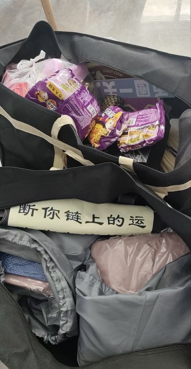 XShowETH's tweet photo. 问一下：#Token2049 
新加坡金沙附近哪里可以露天睡觉？
最好下雨时浇不到
剧组成员的睡袋和方便面已备好 https://t.co/mezvIOdBDQ