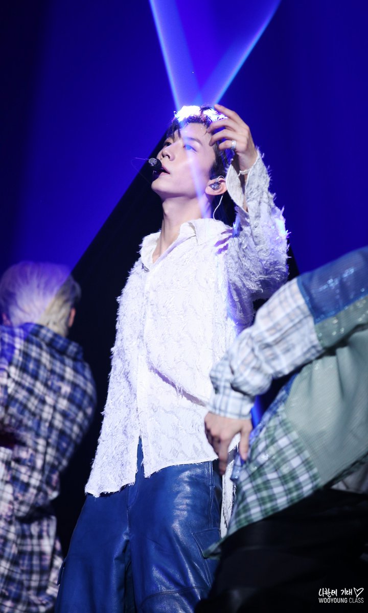 wy_class0430's tweet photo. 2025 Jang Wooyoung Concert 
장우영 콘서트 <𝐡𝐚𝐥𝐟 𝐡𝐚𝐥𝐟> 🎆🌿
250927 - DAY 1 
💙🪽
#우영 #WOOYOUNG #halfhalf
#2025_JangWooyoung_Concert https://t.co/ojR6XbSWHT