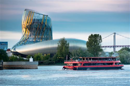 cadeau_local's tweet photo. Avec le Bordeaux River Cruise Pass Cité du Vin, vous combinez cette découverte culturelle à une croisière commentée sur la Garonne, au fil de laquelle le vin et Bordeaux se dévoilent autrement.

https://t.co/QW7iTqKgvy

#oenologie #bordeaux #vins https://t.co/8IYVKcyUqq