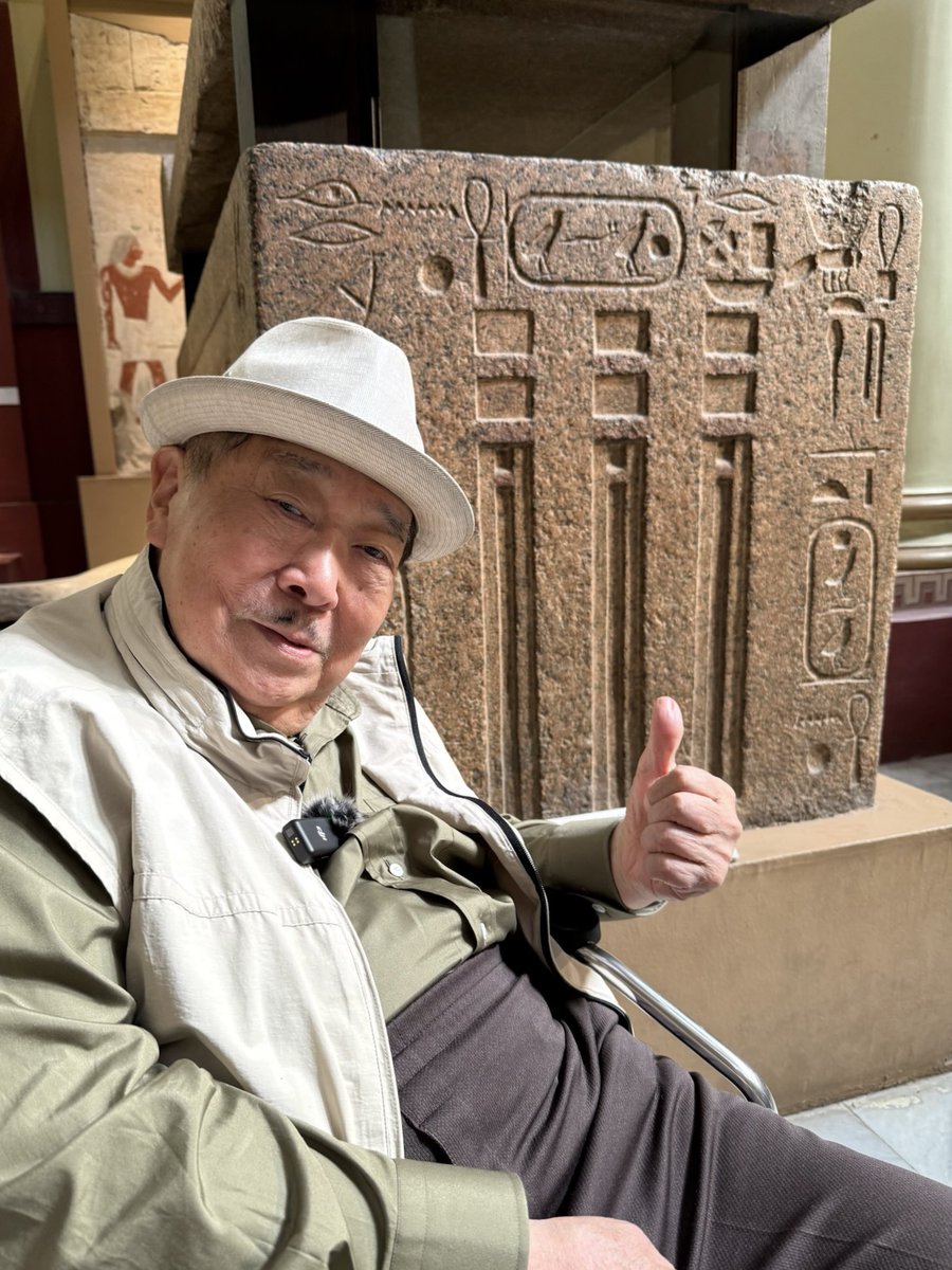 ファラオの名前は、カルトゥーシュと呼ばれる楕円形の枠の中に書かれます。さて、この石棺のカルトゥーシュに刻まれた王様の名前は何でしょう？？

超有名人です❗️