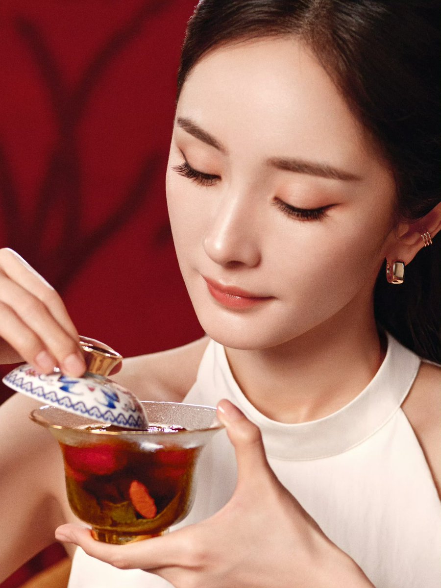 Queenbee_fox's tweet image. #YangMi for @EsteeLauder 

This picture is really elegant and expensive 

#YangMi's face and temperament always suit this kind of atmosphere 

She is really @EsteeLauder Global Spokesperson 😍

#YangMiEsteeLauderGlobalSpokeperson