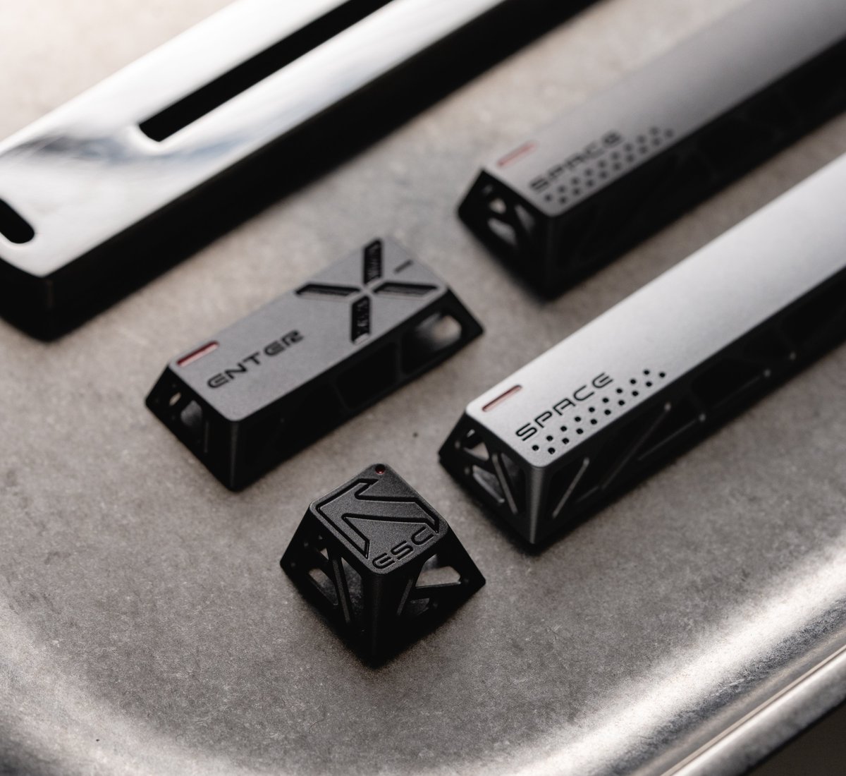 psycommu2077's tweet image. Ever wondered what pure aluminum sounds like when you type?
We designed a hollow CNC metal keycap — no inner cavity, no plastic resonance.
Just clean, pure metallic sound.
#MechanicalKeyboards #CNC #KeyboardDesign #IndustrialDesign #SoundDesign #Minimalism