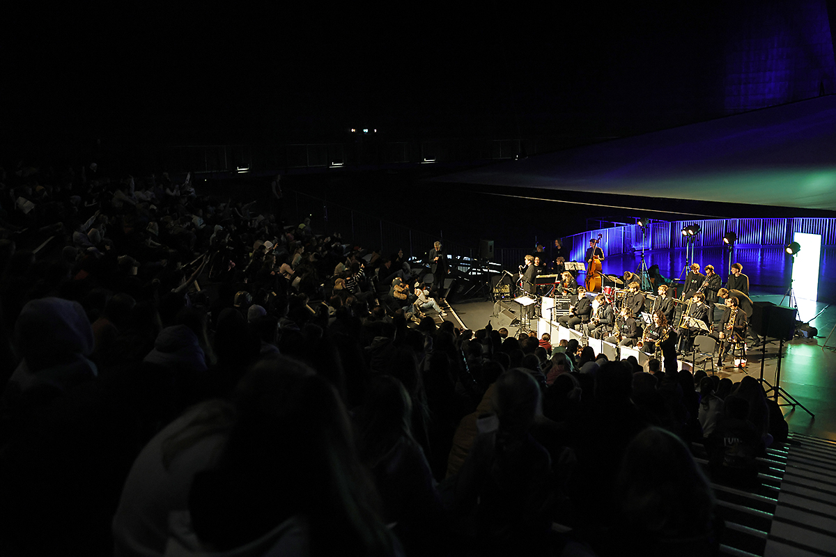 Eine absolute Premiere gab es mit dem Konzert des nordrhein-westfälischen #Jugendjazzorchesters am Montagvormittag.Eingebettet in die #Ausstellung „Planet Ozean“ begeisterte das  Musikensemble 400  Schüler*innen mit einem packenden Programm .. Weiterlesen gasometer.de/de/aktuelles