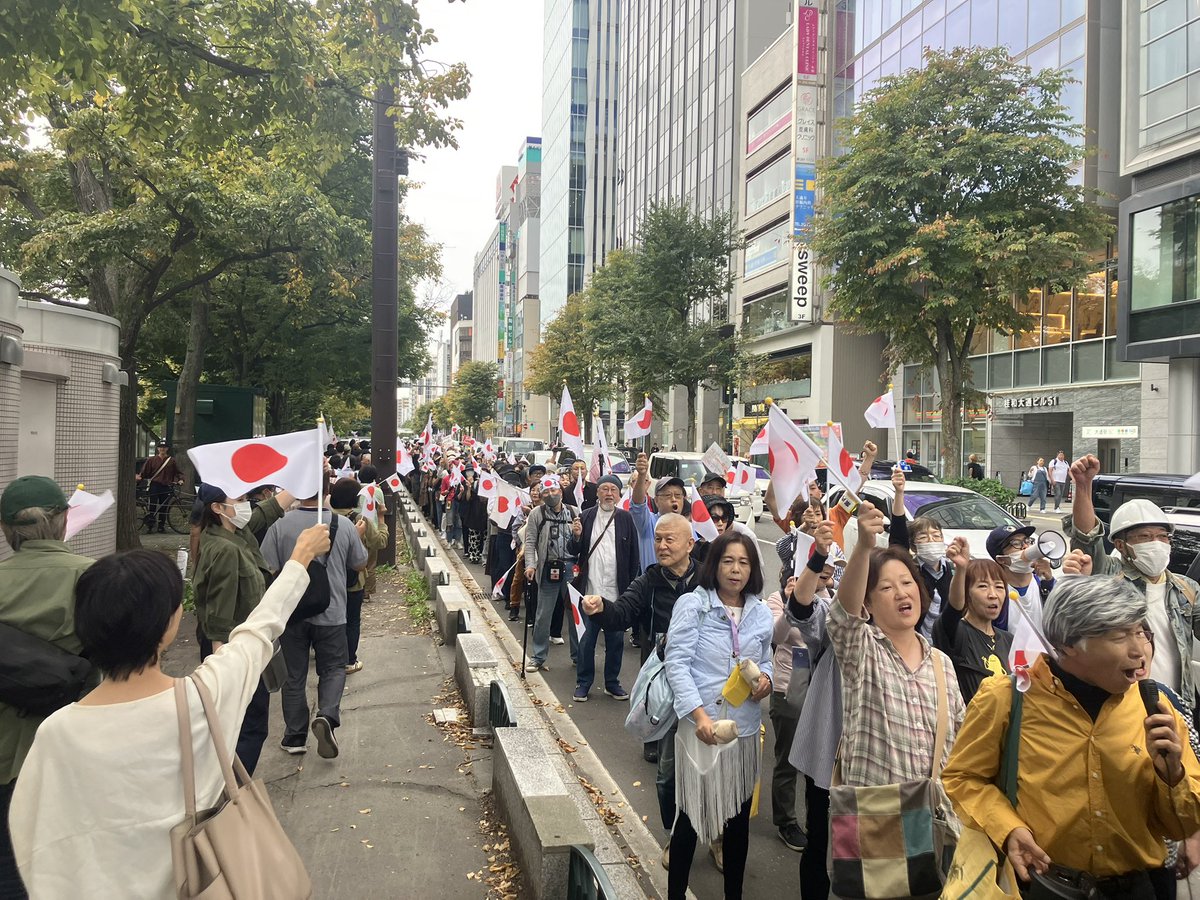noruzo_tetsudo's tweet image. 鈴木直道・北海道知事リコールデモ、先週よりもかなり人数が増えました。「攻めの廃線」が許せないと福岡県から参加されたという方もいました。