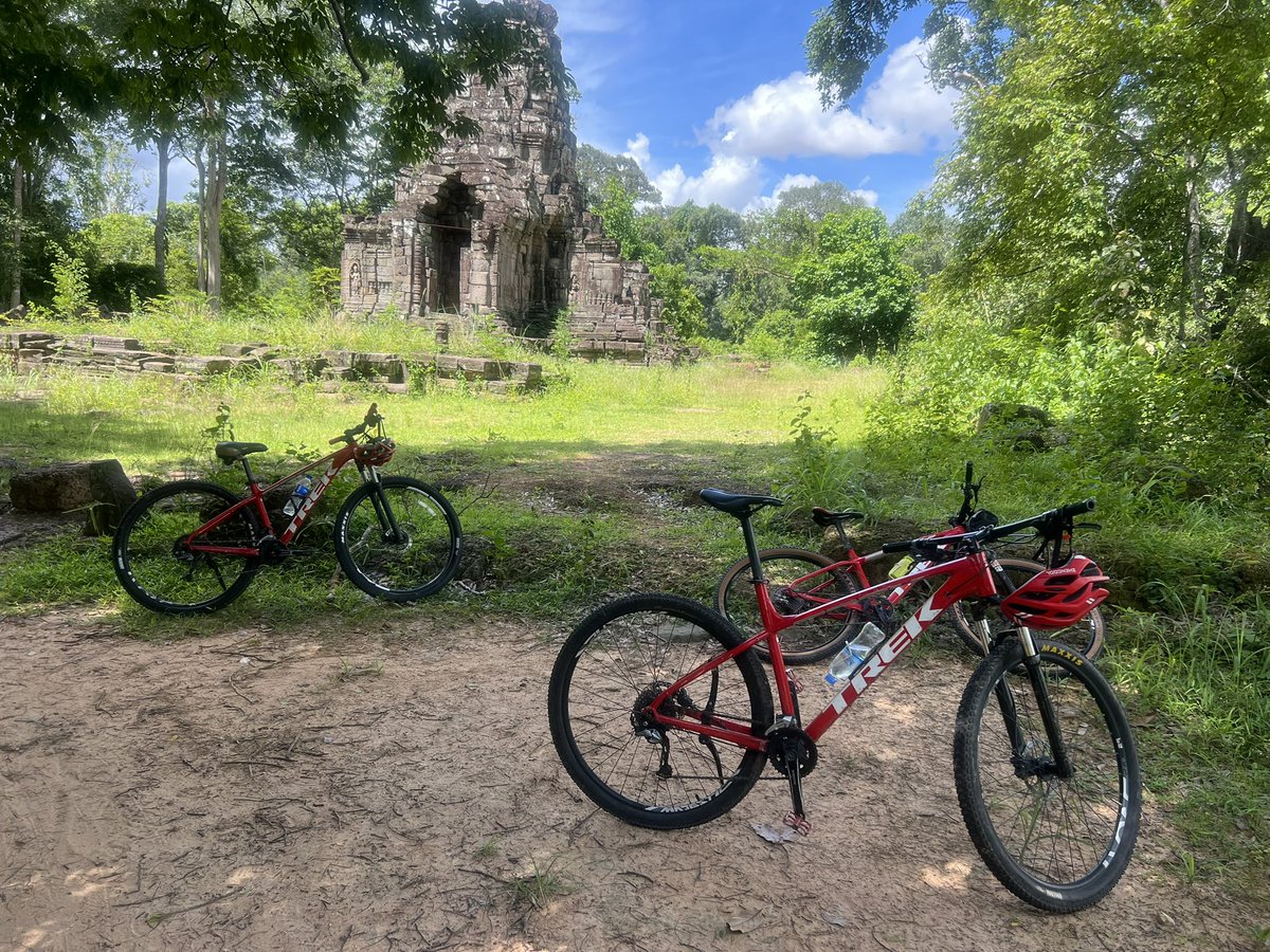 ChhetPoleak's tweet image. Cycling Angkor Archeological Park Visit Less Touristy Temples: 
1 Pre Rup Temple
2 East Mebon Temple
3 Ta Som Temple
4 Neak Poan Temple
5 Preah Khan Temple 
6 Angkor Thom Wall 
Cycling With Poleak
Cycling With Trek Bike

#localguide #angkorguide #CyclingGuide #tourguide #poleak
