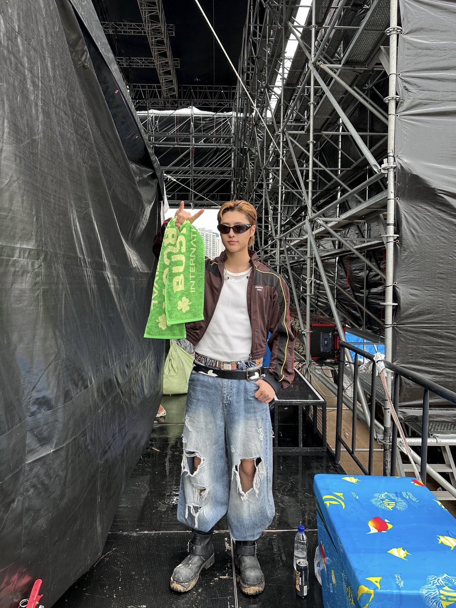 [📷]
250928 부산국제록페스티벌

오늘도 무대 찢은 락스타 뉘기야
세 잎 클로버가 유난히 어울리는 우리 기니야

부산국제록페스티벌 올해는
삼락 스테이지까지 접수 완료👊🏻

#WOODZ #우즈
#부산국제록페스티벌