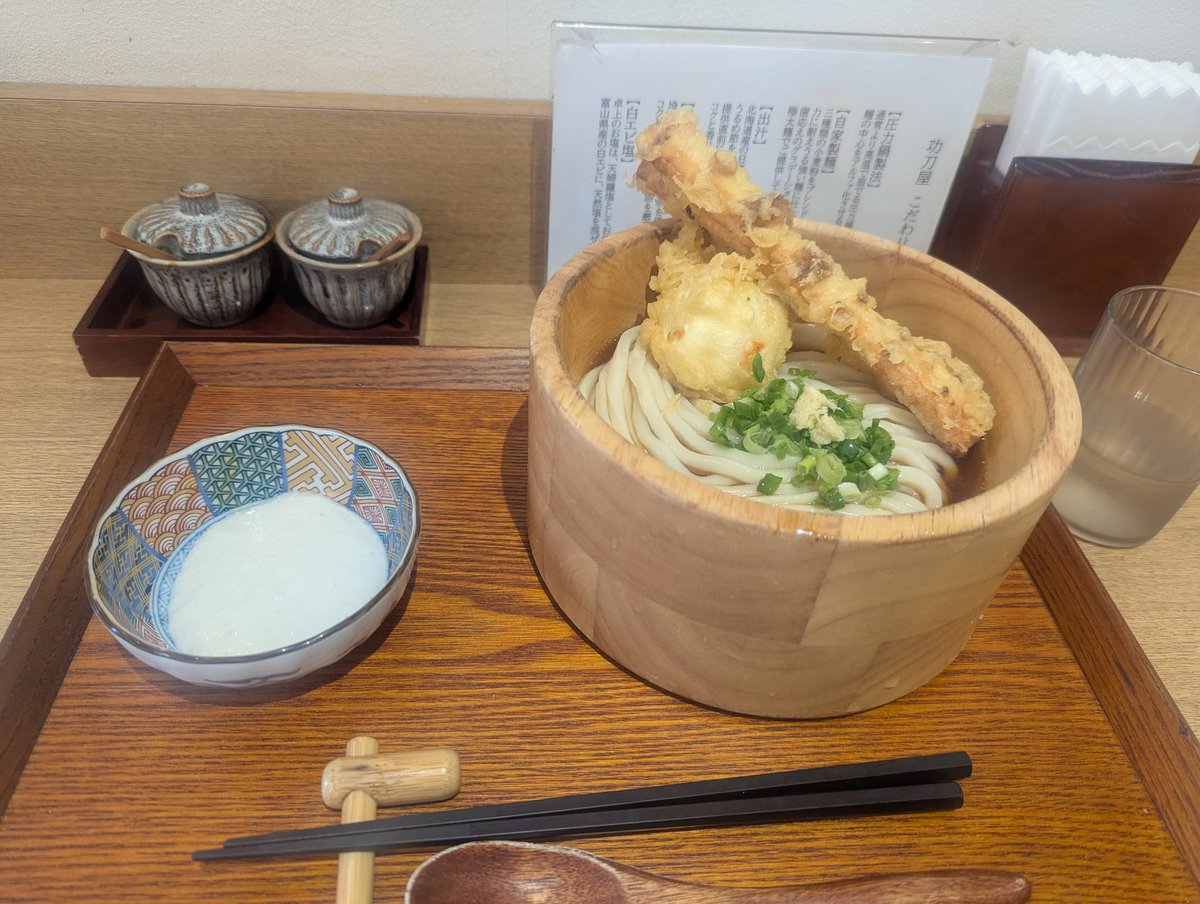 知り合いが出演する舞台を観に(ง ˙ω˙)ว
劇場近くにあるうどん屋さんのうどんを添えて(๑'ڡ'๑)୨♡みなさん、スタイル良くて眼福でした✨
 #劇団たまゆら  #ロボット