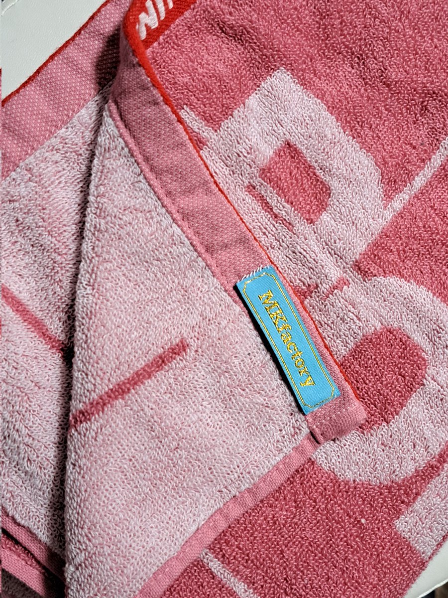 MKfactory_oknmy's tweet image. 初体験の生ポルノまであと少し！
みんな同じタオル持ってるから目印付けた！
#ポルノグラフィティ
#ふぁんだわ
横浜30日昼です！
ぽファン向けショップカード配りまーす！
今からドキドキしてるっ……！