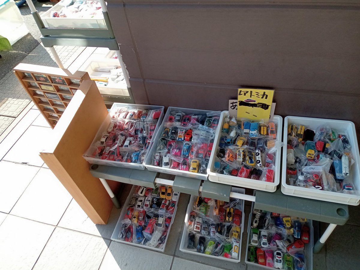 chicaran1's tweet photo. 仕事帰りにぶらり立ち寄ったフリマで物色…3つで1,000円にて購入^^;☀
#マジョレットミニカー #トミカ https://t.co/x8CqEGIALw