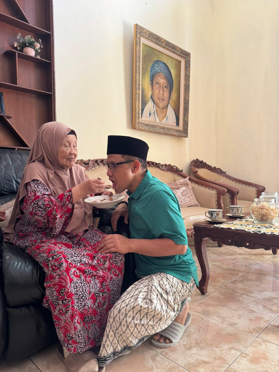 Usia boleh berkurang tapi kasih sayang ibu sepanjang masa.
Sudahkah membuat ibu kita bahagia hari ini?