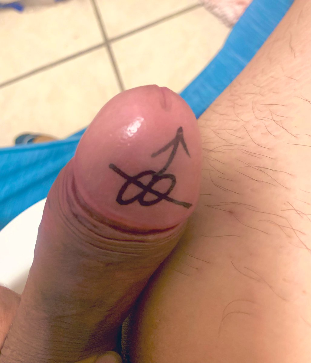 健身房跑步把蛋皮貼起來，不然熱了一直摩擦大腿好難受。
龜頭上貼了小紋身貼，換衣間裡有人盯著看硬了，嚇得我趕緊跑😝