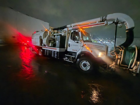 conagua_mx's tweet photo. 🌧️ Las fuertes lluvias registradas hoy en La Paz, #EdoMéx, provocaron inundaciones.

El @GobiernoMX, a través de Conagua, desplegó brigadistas, camiones hidroneumáticos y bombas para desalojar el agua y restablecer los servicios.

#AccionesConagua https://t.co/T9g9xbATni