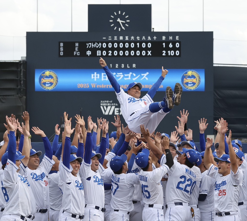 【ドラゴンズ】ウエスタン・リーグで優勝し、胴上げされる落合２軍監督 #落合英二 #中日新聞 #中日スポーツ