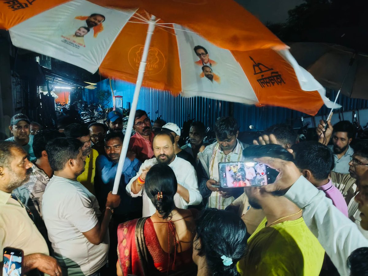 TukaramKate's tweet image. लोकसंख्या वाढीमुळे चेंबूरमध्ये पाणी समस्या वाढली आहे. भक्ती पार्कसह इतर भागांमध्येही समस्या आहे. रहिवाशांच्या पाठपुराव्यानंतर मी व जल विभागाचे सहाय्यक अभियंता श्री. भिसे यांचे समन्वय करून पाणी समस्या लवकरच सुटेल, असा विश्वास आहे.

#tukaramkate #ChemburDevelopment #WaterForAll