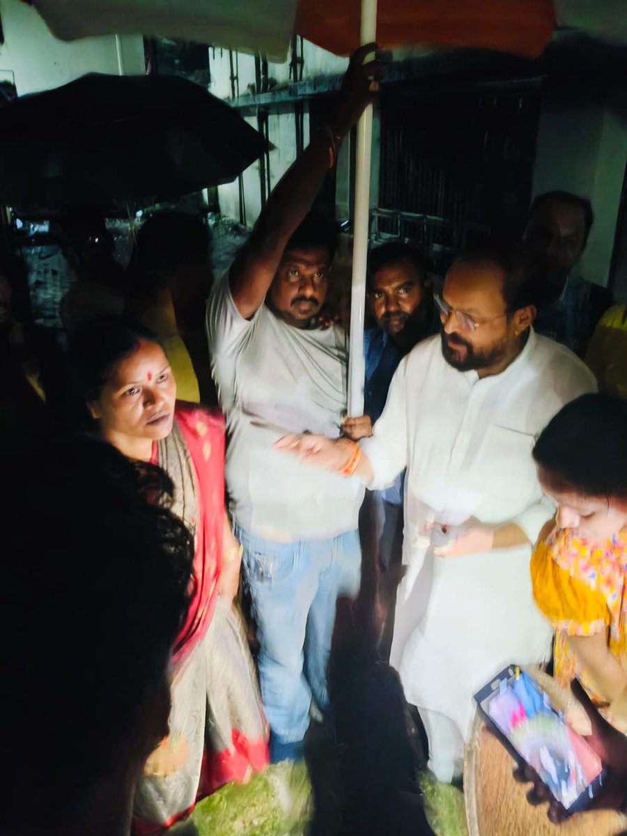 TukaramKate's tweet image. लोकसंख्या वाढीमुळे चेंबूरमध्ये पाणी समस्या वाढली आहे. भक्ती पार्कसह इतर भागांमध्येही समस्या आहे. रहिवाशांच्या पाठपुराव्यानंतर मी व जल विभागाचे सहाय्यक अभियंता श्री. भिसे यांचे समन्वय करून पाणी समस्या लवकरच सुटेल, असा विश्वास आहे.

#tukaramkate #ChemburDevelopment #WaterForAll