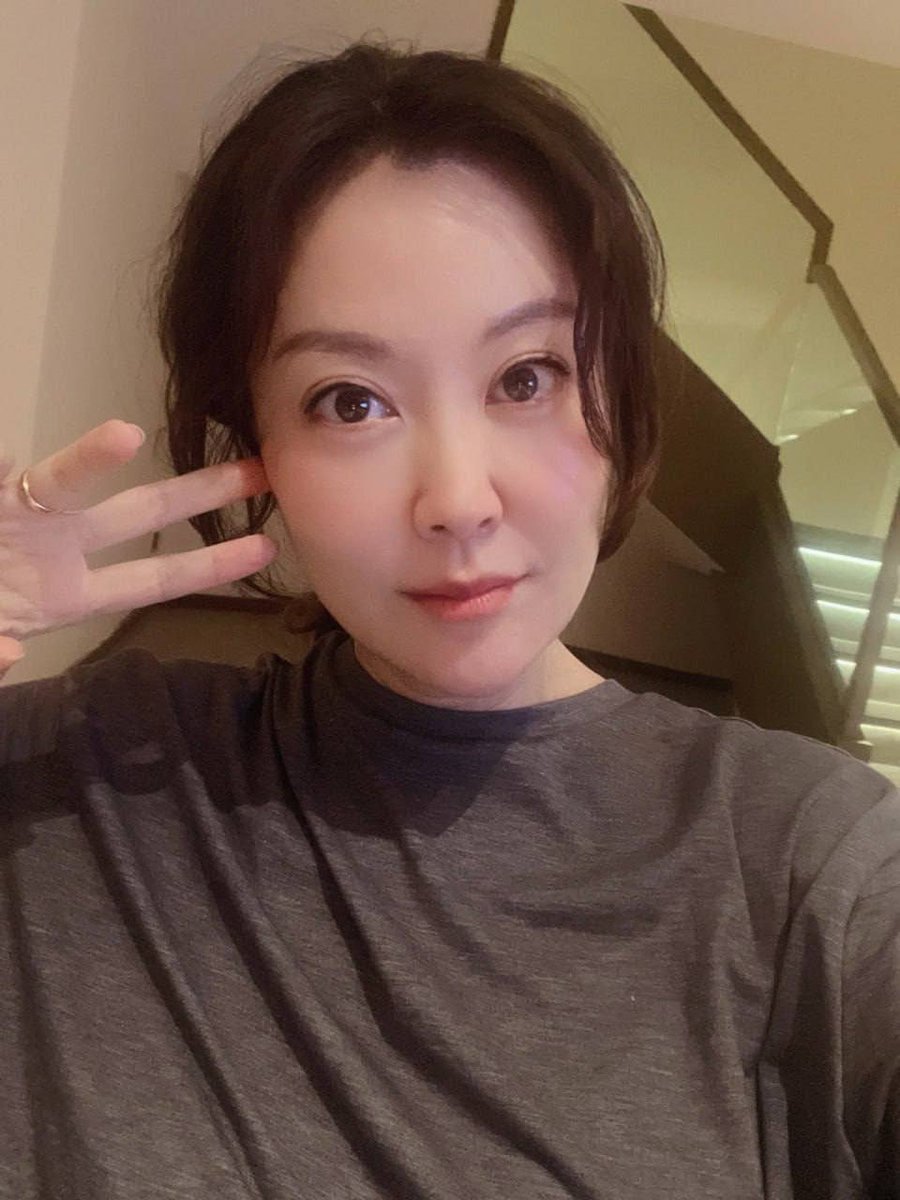 老师这个年纪，看起来端正大气，其实内心也有小小的渴望等待被满足……

一直有粉丝催着发福利，宠粉的我当然要尽量满足大家的心愿啦，胸型还可以吧，奶嘴有没有粉过你的初恋，一只手能抓住吗？

一直说推能约，国庆小长假，想尝试一次，有想法的私信我，附近同城优先~ https://t.co/vycauYkaER