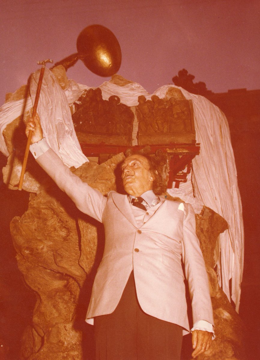 AmicsMuseusDali's tweet image. 🎉 Avui fa 50 anys que Dalí inaugurava el monument a Francesc Pujols davant del Teatre-Museu Dalí.

Una amistat i admiració que encara inspira mig segle després.

📌 Ho celebrem fins a finals d’any.

buff.ly/NTyIdwf

#Dalí #FrancescPujols