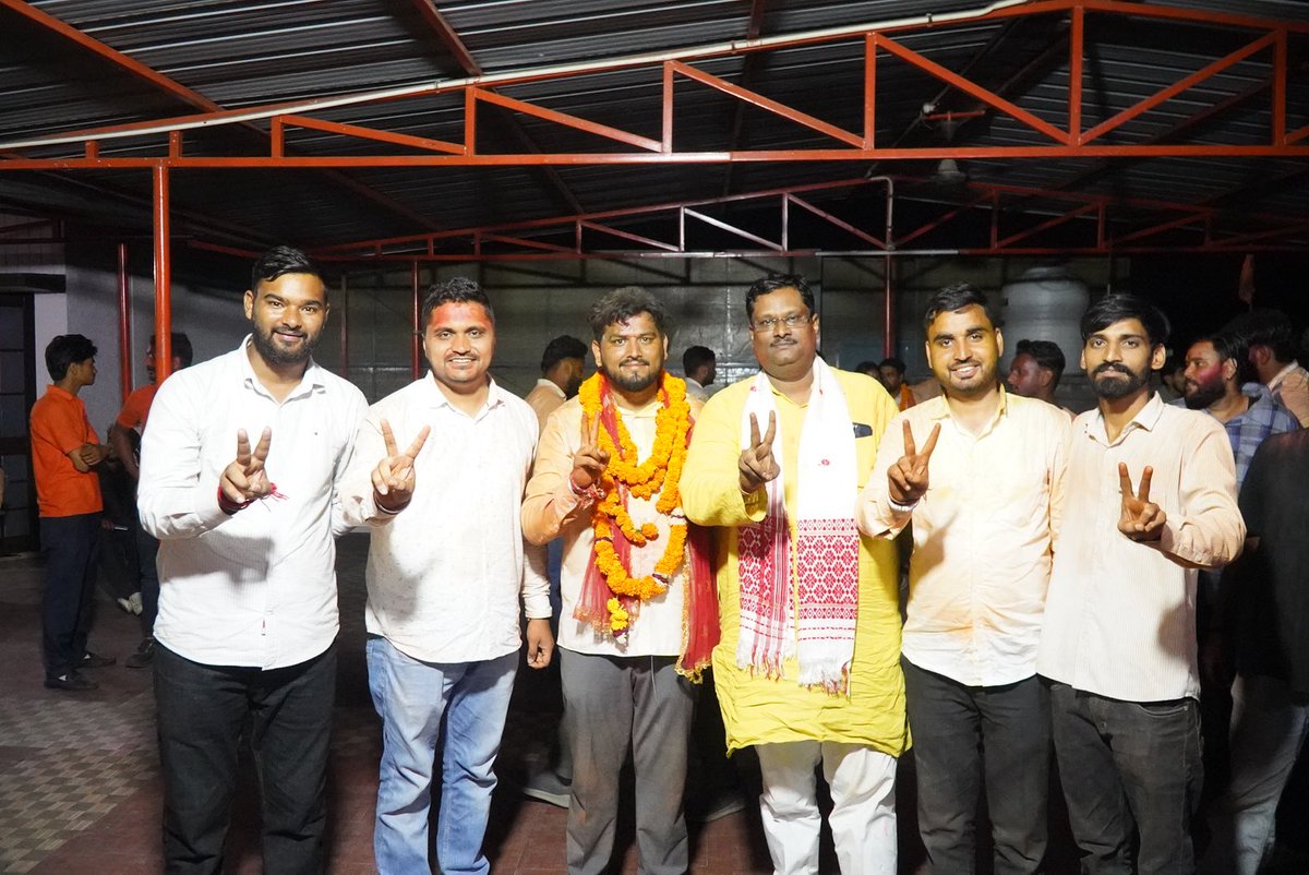 ABVPVoice's tweet photo. उत्तराखंड के DAV कॉलेज में एक बार फिर छात्रशक्ति ने यह सिद्ध कर दिखाया कि उनका अटूट विश्वास केवल और केवल अखिल भारतीय विद्यार्थी परिषद के साथ है।

अध्यक्ष पद पर ऋषभ मल्होत्रा का निर्वाचित होना इस बात का प्रमाण है कि आज का विद्यार्थी न तो भटकना चाहता है और न ही अवसरवादी राजनीति का शिकार होना चाहता है।

यह विजय केवल ABVP की विजय नहीं, बल्कि हर उस विद्यार्थी की विजय है जो राष्ट्रहित को सर्वोपरि मानता है, संघर्ष और संगठन को ही जीवन का मूल मंत्र मानता है।

इस ऐतिहासिक अवसर पर सभी कार्यकर्ताओं और छात्रशक्ति को हार्दिक बधाई।