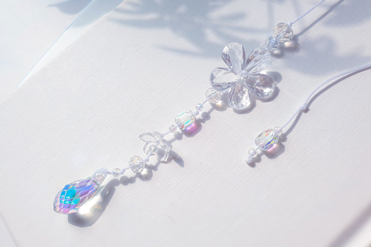 투명한 꽃잎이 매력적인 깊은 새벽 산하엽 / 유리꽃 썬캐쳐 끈갈피 책갈피를 업데이트 했습니다!💙

mkt.shopping.naver.com/link/68d8d9bf0…