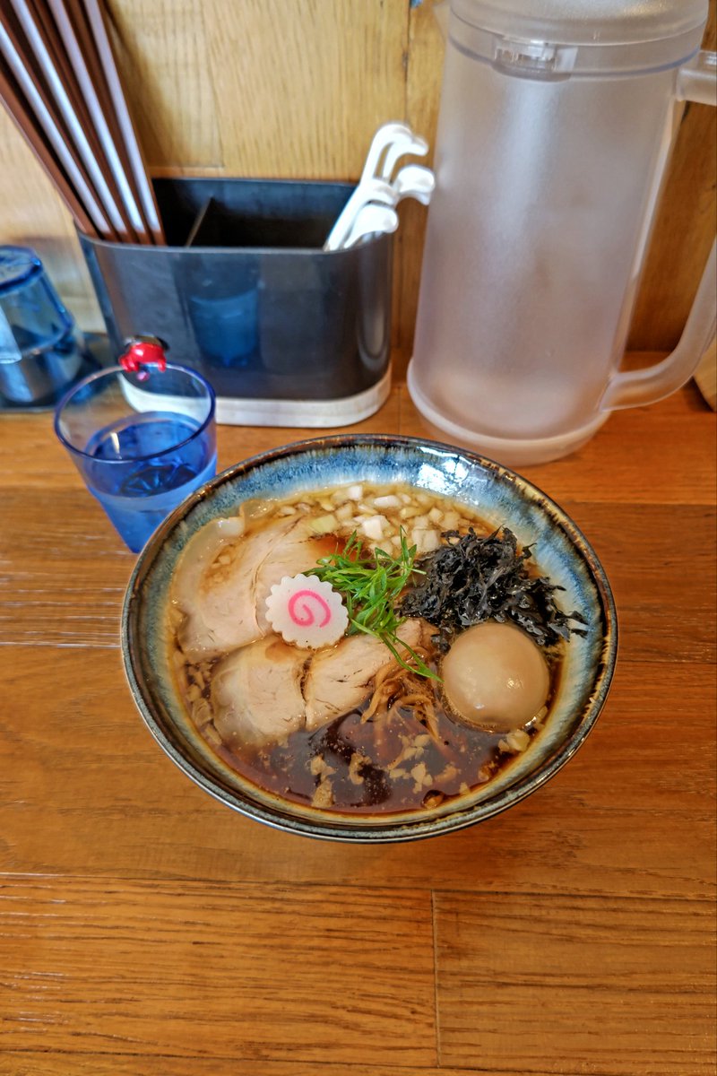 kumiko_gourmet's tweet photo. 大阪府東大阪市七軒家12-27
#RAMENJUNKEYZ さんへ

私は（数量限定）
しょうゆそば　950円
味玉　100円

相方は
鶏つけそば　1100円
つけめん大盛　100円
特製　400円（味玉・チャーシュー4枚）

JETさん出身店主さんの5／11日オープンの新店舗　白湯が押してすが😁
あっさりしょうゆそばをチョイス😋 https://t.co/2VXJtQzVTL