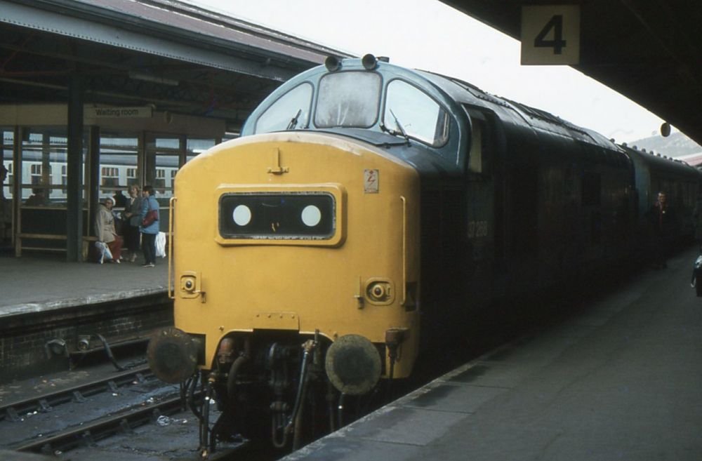 Morning. Here is 37268 at Swansea with the 13.15 ex-Fishguard. It is 5 December 1981. Julio is shortly to hand the no.1 slot to the Human League. Great shot c. Andy F 1965. Click the link to see his Flickr pages. 

 flickr.com/photos/47209/6…