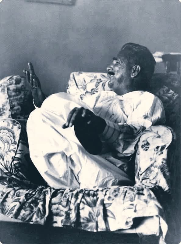 irumrae's tweet image. ایک بار ایک درویش علّامہ اِقبالؒ کے پاس آیا. آپؒ نے حسب عادت اُس سے دعا کی درخواست کی. پوچھا، "دولت چاہتے ہو؟" علّامہؒ نے جواب دیا: "میں درویش ہوں. دولت کی ہوَس نہیں." پوچھا "عِز و جاہ مانگتے ہو؟" جواب دیا: "وہ بھی خدا نے کافی بخش رکھی ہے." پوچھا "تو کیا خدا سے ملناچاہتے ہو؟"