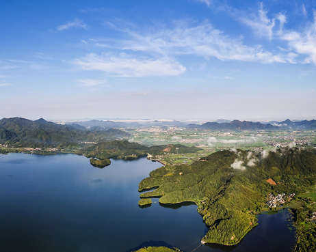 i_yuyao's tweet photo. Aerial view of Siming Lake is breathtaking! Surrounded by lush green hills and with a vast sky above, it's a paradise for nature lovers. The tranquil waters reflect the beauty of the surroundings. Come and immerse yourself in this idyllic scene! ππΏ #SimingLake #NatureBeauty https://t.co/M9lK7wvs3g