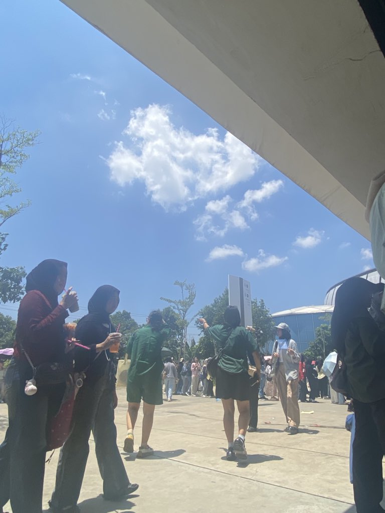 akuu disini yg pakai rok abu yaah colek aja kalau mau freebies! >_<