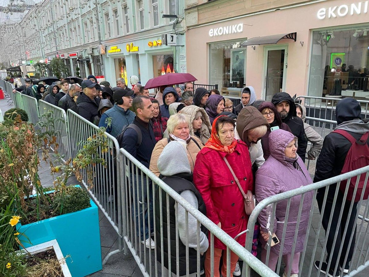 RTenfrancais's tweet photo. 🇲🇩 Les citoyens #moldaves ont commencé à voter à Moscou pour les élections législatives, dans les deux seuls bureaux de vote de Russie situés à l'ambassade et au consulat. https://t.co/QfDQfRd0pJ