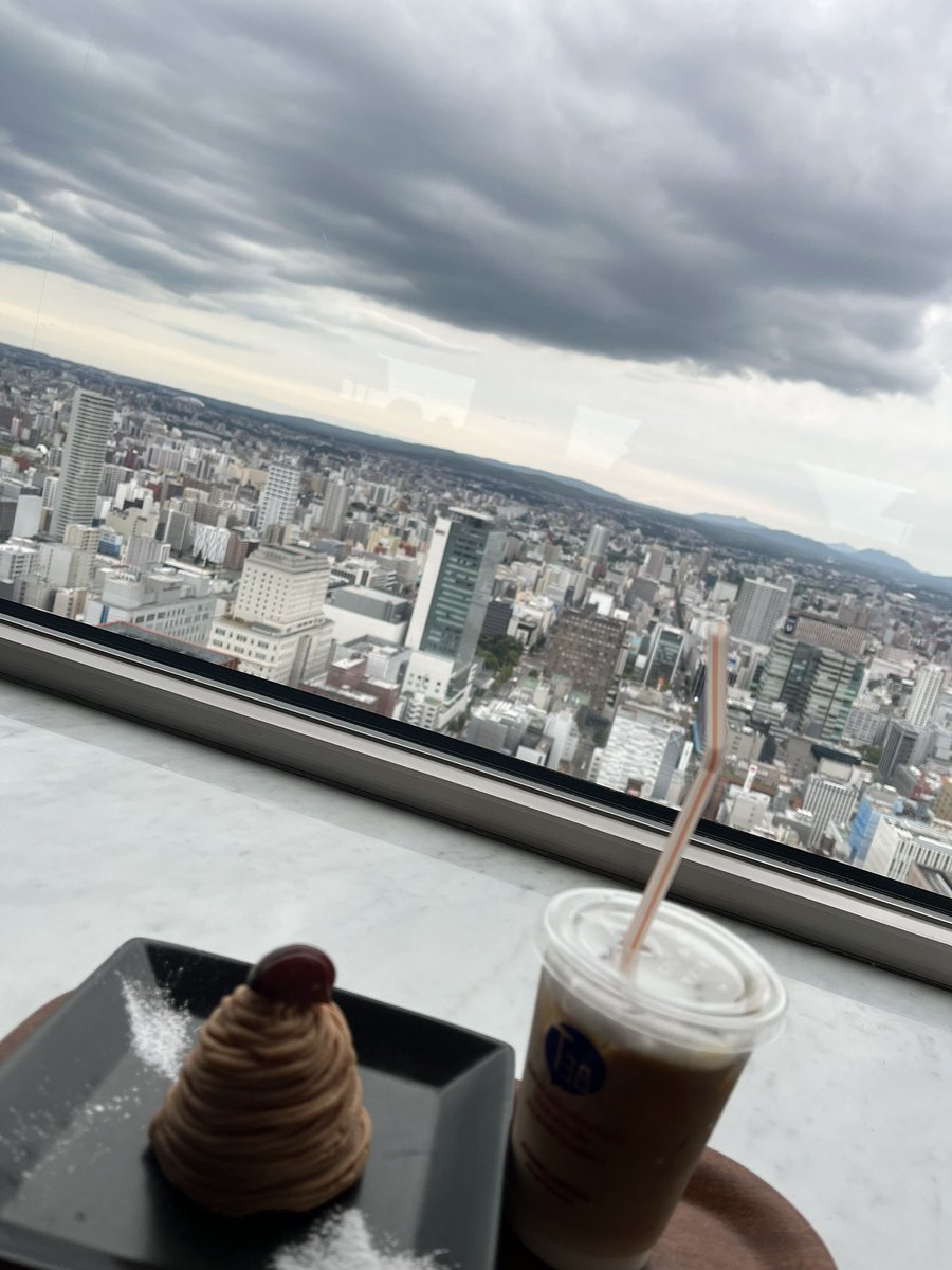 michiyo_1027's tweet photo. ひろみさんとはいったんバイバイしてるので1人でブラブラ。
大好きな場所にやっと来れた⁺⊹˚.⋆
曇りだけど。
思ったよりもキレイに見えた。
ココからの景色がとても好き。
ずっーーといれる。
まさかのてんとう虫いたんだけど。
お前38階まで飛んできたのかい( ˙꒳˙ )?
#JRTOWER https://t.co/EajYbzIwIT