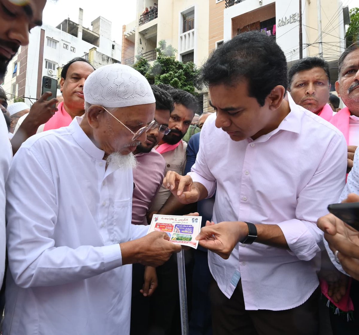 ✳️ BRS Working President KTR distributed #CongressBaakiCard in Shaikpet. 

The Congress party has betrayed the people of Telangana in the name of Guarantees and this campaign highlights the dues Congress owes to every section of society. 

Two years in power,
Zero promises