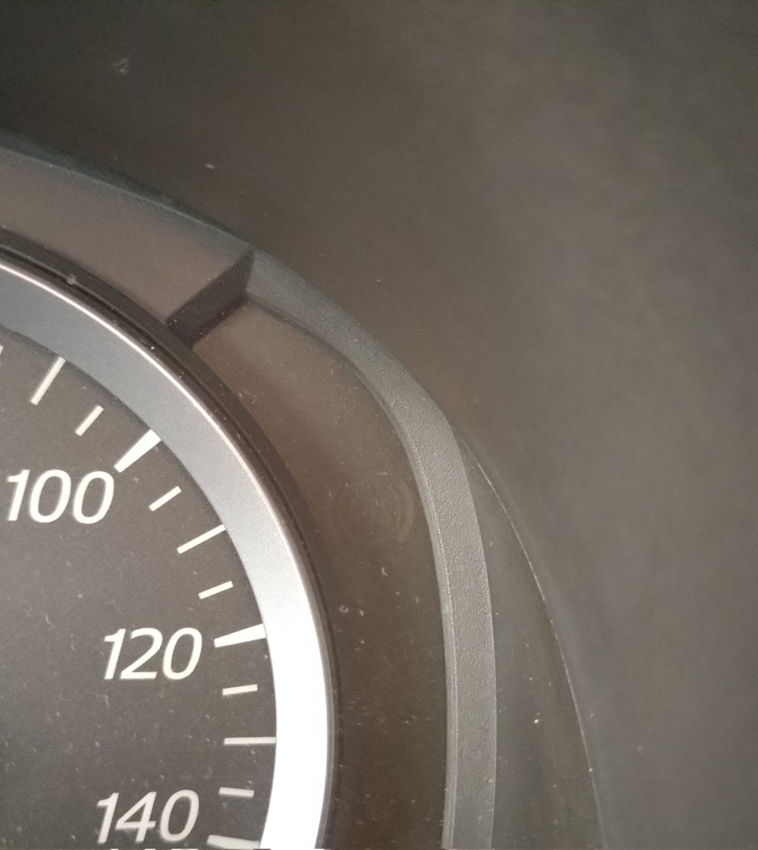 ABS警報が点灯し、とうとう消えなくなったので
センサを交換しました！
交換について先人達の苦労は聞いていましたが…
取るのも付けるのも大変でしたね〜
そしてラスペネ大活躍の戦闘の跡です（笑）
抵抗確認で１MΩ…断線ですね～
警報も無事消えましたので
これでしばらく一緒に走れそうです。