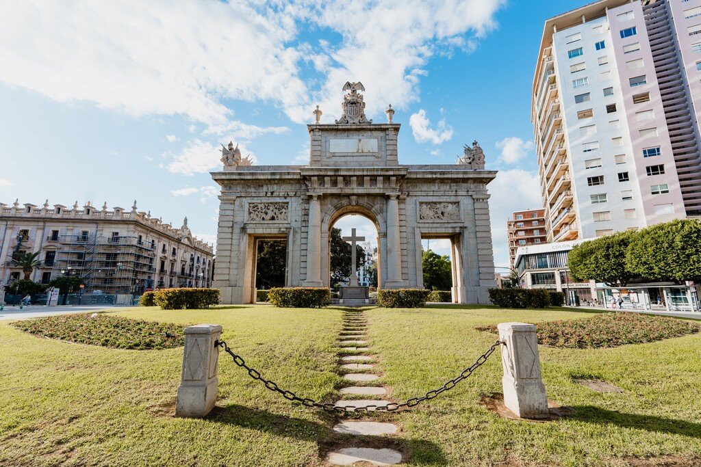 🔵🟢La fachada de la Porta de la Mar de #València se iluminará hoy de azul y verde con motivo del #DiaMundialdelaRetina2025.

🫂Apoyamos la iniciativa de la Federación <a href="/retinafarpe/">FARPE</a>, para dar visibilidad a las personas que sufren patologías de la retina👁️

#Lucesqueinspiran