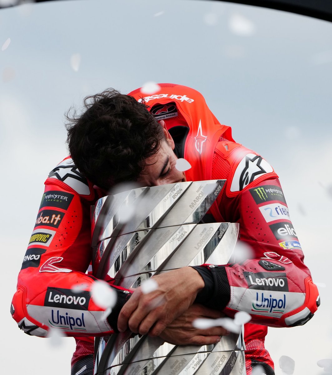 CarlosCheca7's tweet image. Sueño acumulado tras tres dias viviendo de noche, pero alegria y orgullo de haber contado en @DAZN_ES  la gesta de esta leyenda del motociclismo y el deporte mundial.
Bravo @marcmarquez93 !!
@MotoGP #motogp #MotoGP2025