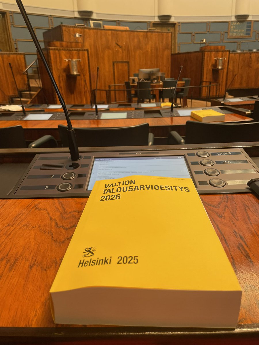 ir_rkp's tweet image. Yleisesti kun seuraan tämänhetkistä velkajarrukeskustelua, kolmatta vuotta jatkuvaa säästöjen kovaa arvostelua tai vaihtoehtoisesti toisinaan kuultavia väitteitä siitä, miten helppoa olisi vain naks naks tehdä tasapainoisia budjetteja, en voi välttyä ajatukselta, että tulevalla…