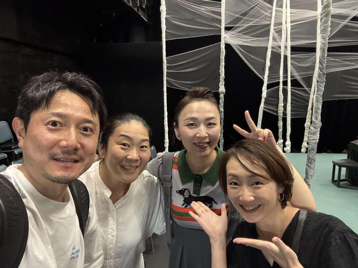 バラちゃん作演の『霧ぬけて』俳優座スタジオへ。愛に彷徨う人々に心を動かされた。素晴らしい作品！
本番前に「プレトーク」がある回で、バラちゃんが一人でトーク。いつも当日パンフレットに書いてあるご挨拶が好きで、それを生で聞けて嬉しい。よくあんなにまとまって、スラスラと話せるなと感動♬